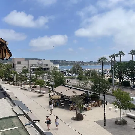 With Large Balcony - Sea View Apartmán